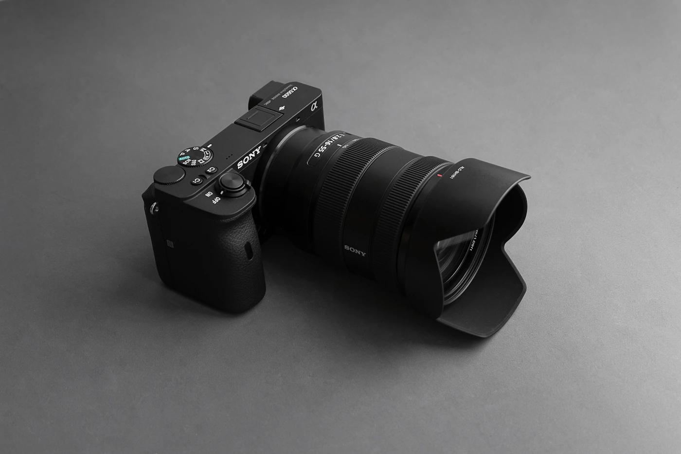 Máy ảnh Sony và ống kính trên bàn studio