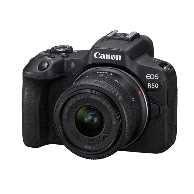 Máy ảnh Canon EOS R50 cùng ống kính, góc nhìn ba phần tư